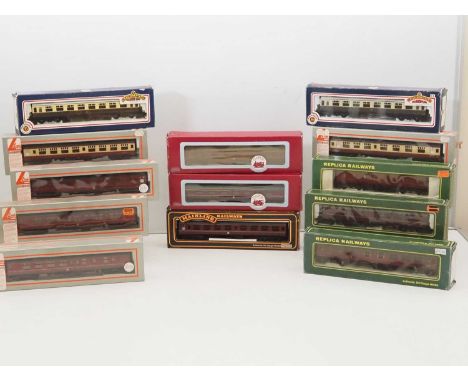 A tray of OO gauge passenger coaches by BACHMANN, REPLICA, DAPOL and others - G/VG in G boxes (13)