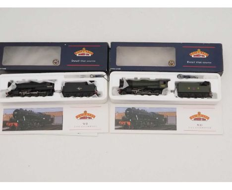 A pair of BACHMANN OO gauge Austerity class steam locomotives in BR and War Departments liveries - VG in G/VG boxes (2)