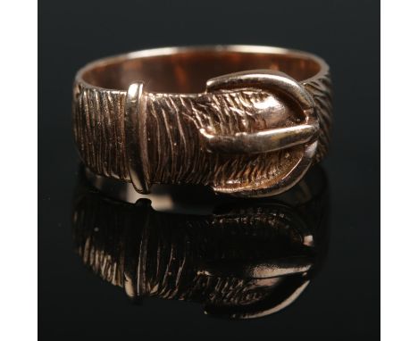 A vintage 9ct rose gold belt buckle ring. Size Q. 4.94g.