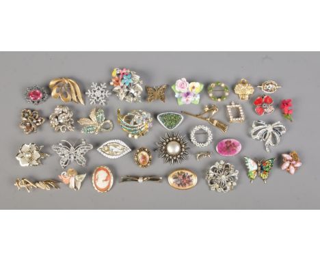 Thirty five costume jewellery brooches, to include ceramic, floral, butterfly and cameo examples.