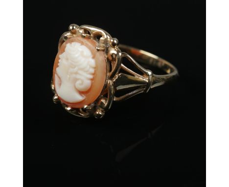 A vintage 9ct gold cameo ring, portrait of a maiden. Size O. 3.47g.