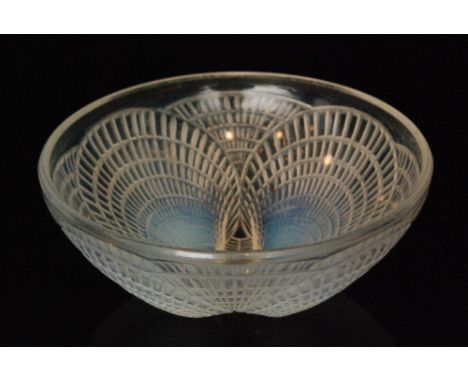 Rene Lalique - A small 1930s Art Deco circular bowl in the Coquilles pattern, no. 3204, circa 1924, relief moulded to the ext