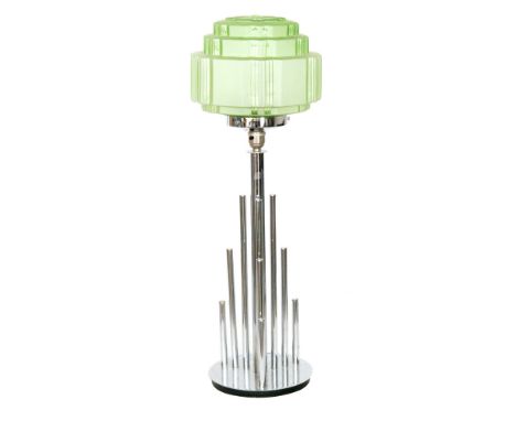 Unknown - A table lamp in the French Art Deco style, with a circular base with graduated stepped chrome plated rods below a g