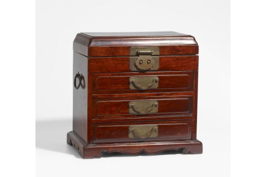 SAMMLERKÄSTCHEN MIT SCHUBLADEN UND KLAPPFACH. China. 20. Jh. Schweres