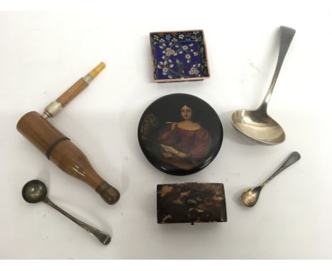 A small group of virtue including a Victorian snuff box, a tortoiseshell trinket box and pipe