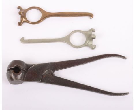 Antique Shot Ball Mould: Vintage steel mould with 16 stamped to side and vintage 12 bore shotgun extractors in brass and whit