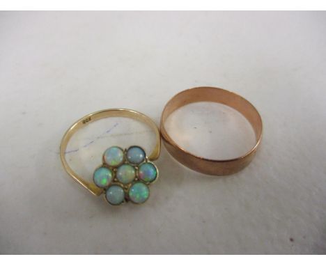 Two 9ct gold rings to include an opal cluster ring A/F 