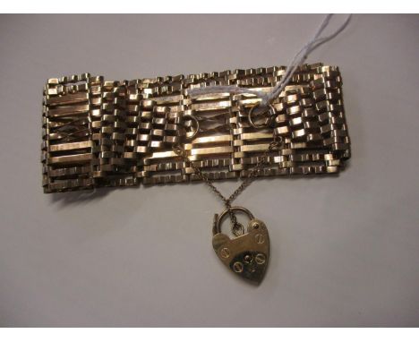 A 9ct gold gate link bracelet with a 9ct gold heart shaped catch, total weight 20.9g 