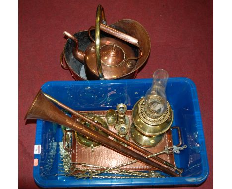 A collection of miscellaneous metalwares to include turned brass candlesticks, brass pedestal oil lamp, helmet shaped coal sc