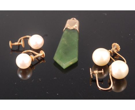 Two pairs of 9ct gold cultured pearl set ear clips, together with a 9ct gold mounted jade pendant (3)