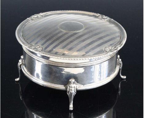 A George V silver trinket box of circular form, the hinged cover with gadrooned edge and engine turned decoration opening to 