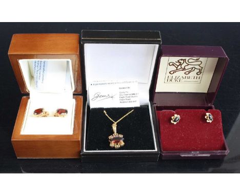 A 9ct gold garnet set pendant, on finelink neck chain, 1.8g; together with a pair of 9ct gold garnet set ear studs, both ex-G