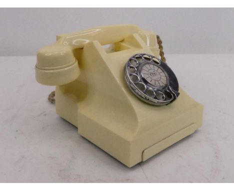 A vintage cream bakelite rotary telephoneSome surface scratching to the bakelite, but no chips or cracks.