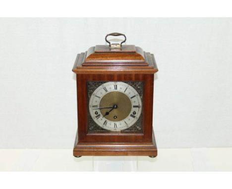 Good quality Georgian-style Westminster chiming bracket clock in mahogany case, with brass feet (pendulum present)