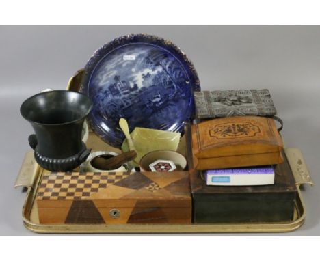 A tray of mixed collectables to include Royal Crown Derby, Wedgwood and Carltonware examples.