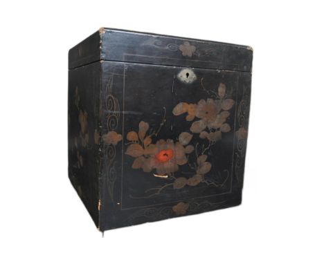 Early 20th century Chinese Chinoiserie decorated black lacquered / Japanned tea box caddy chest. Square with hinged top and r