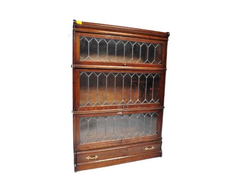 Globe Wernicke - An early 20th century Globe Wernicke oak three-tier sectioned barristers bookcase. The bookcase having three