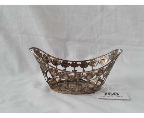 An Art Nouveau 800 standard boat shaped dish - 4.5" wide - 43 g.