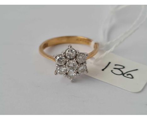 A DIAMOND FLOWER HEAD 18CT GOLD RING SIZE K 2.9g