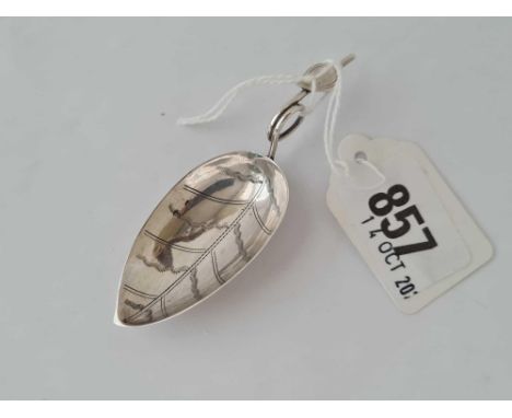 A Georgian leaf shaped caddy spoon - Lion and duty mark only 