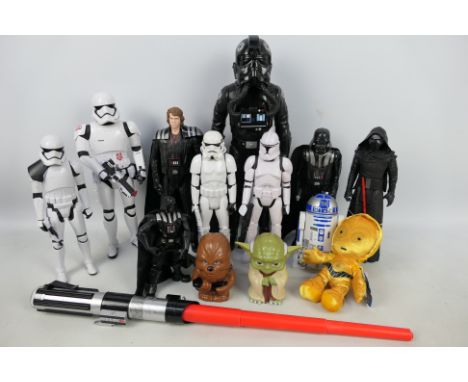 Star Wars -Hasbro - Disney - Others - A mixed collection of unboxed Star Wars action figures and collectible figures in vario