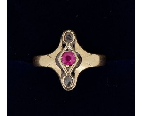 An Edwardian gold ring set red stone flanked by two old cut diamonds, size K 