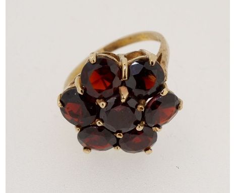 A 9 carat gold garnet cluster ring, size K, 4.2g 