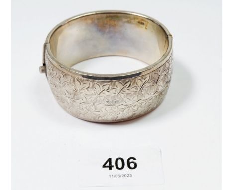 A silver wide hinged engraved bangle, 4.8g 