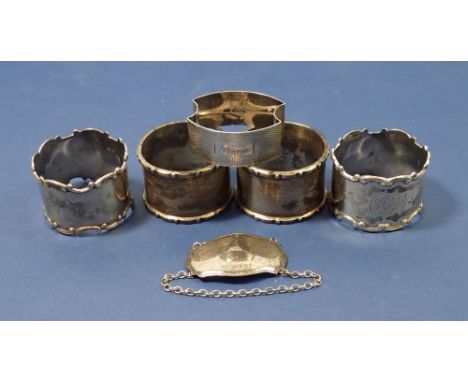 Five silver napkin rings and a decanter label, 157g 