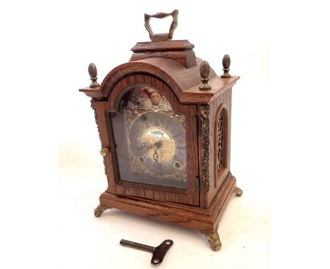 An oak small Wuba bracket style mantel clock, 19cm tall 