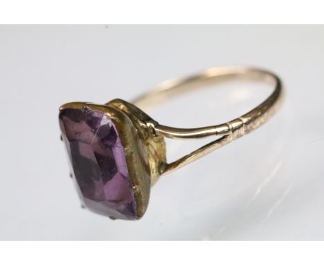 9ct gold and purple paste dress ring. The ring being set with a rectangular mixed cut foil backed paste stone in a bezel sett