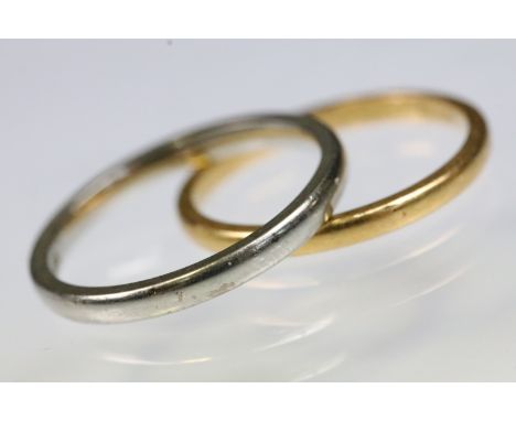 18ct white gold wedding band ring of plain form. Hallmarked London 1929, size O. Together with a 22ct gold wedding band ring.