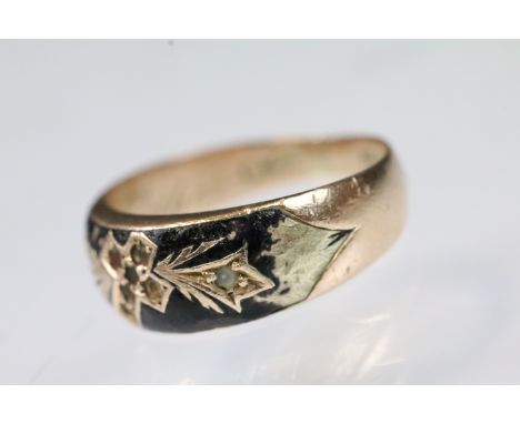 19th Century Victorian 9ct gold mourning ring having a cross to the head with black enamel and engraved dedication to the inn