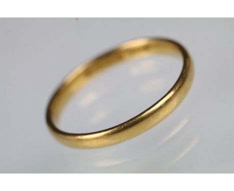 22ct gold wedding band ring of plain form. Hallmarked Birmingham 1936. Size N. 