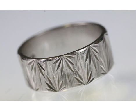 18ct white gold wide band ring with incised detailing. Hallmarked Sheffield 19977, size O. 