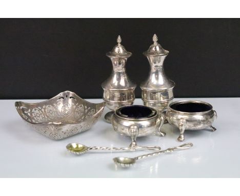 Collection of silver to include a pair of Walker &amp; Hall pepper pots (hallmarked Sheffield 1913), pair of silver table sal