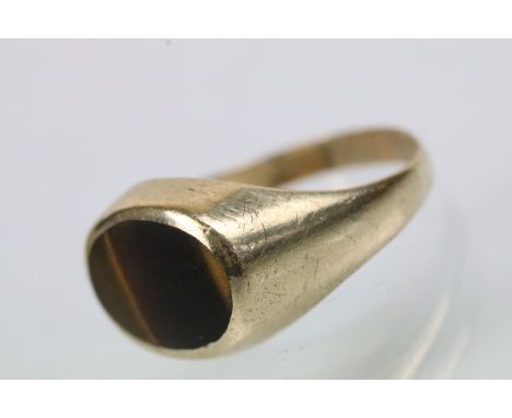 9ct gold and tigers eye signet ring. The ring with an oval tigers eye panel to the head. Marked 9ct to shank. Size S.