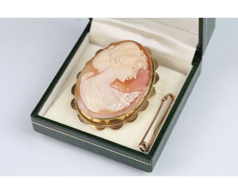 9ct gold cameo brooch having a carved shell cameo centre with female portrait (hallmarked Birmingham 1970) and 9ct gold bar b