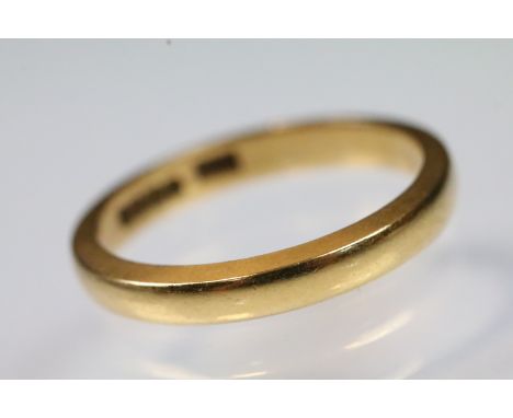 22ct gold hallmarked wedding band ring of plain form. Hallmarked Birmingham 1927. Size M. 