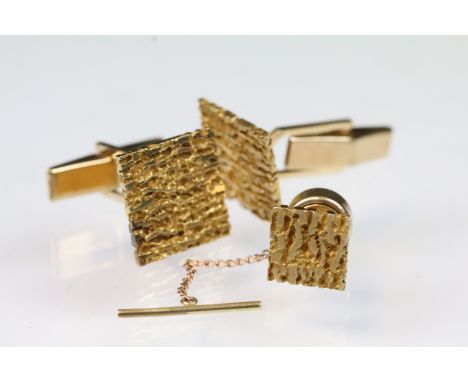 Pair of 9ct gold bark effect cufflinks with toggle backs (hallmarked Birmingham 1970) together with a bark effect tie pin (Bi
