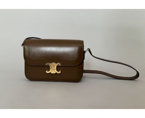 CELINE Sac Triomphe en cuir marron, grand modèle, trois soufflets . Bandoulière cuir. Signé. 22 x 14 x 7 cm environ. Dans sa 