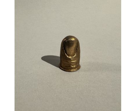 Claude LALANNE (1925-1919). « Grand pouce »,vers 1975 Dés à coudre en bronze poli. Hauteur : 3 cm Poids: 12 gr. Provenance : 