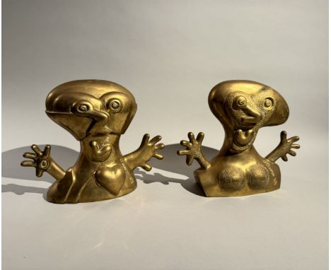 Hannes D’HAESE (Né en 1965) Love and tolerance Deux sculptures en bronze à patine doré. Signées, titrées, et numérotées 3/8. 