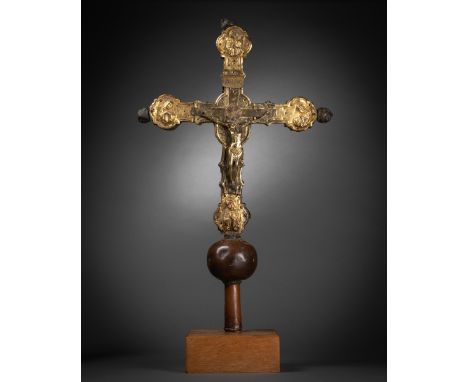 CROIX PROCESSIONNELLE DU XIVème (14e) SIECLE DE LOMBARDIE, Italie, réalisée sur une âme de bois recouverte de plaques en bron