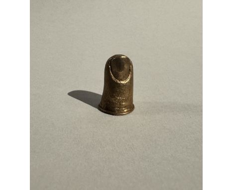Claude LALANNE (1925-1919) « Petit Pouce » , vers 1975. Dés à coudre en bronze poli. Hauteur : 2,9 cm. Poids : 12 gr. Provena