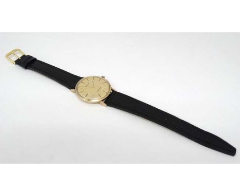 Bulova : a mechanical gentleman's 9 K gold cased wrist watch bears inscription to circular gilt dial with Stick batons ' Bulo