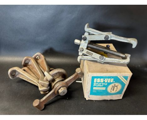 A hub puller made for a Jowett, plus a boxed Ess-Vee bearing puller.