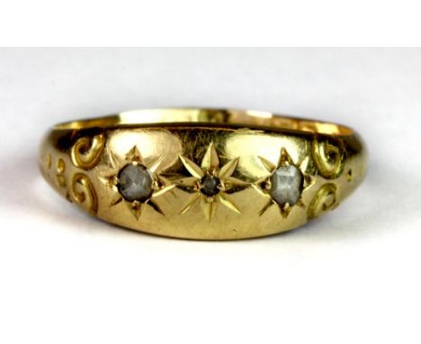 An 18ct yellow gold antique three diamond ring (Q).