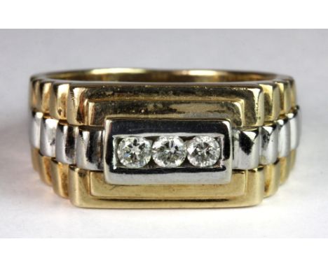 A heavy 9ct two colour gold gents diamond ring (approx. 9.3g) (S.5).