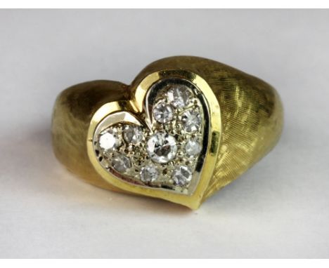 An 18ct yellow gold ring set with a heart of diamonds (I.5).
